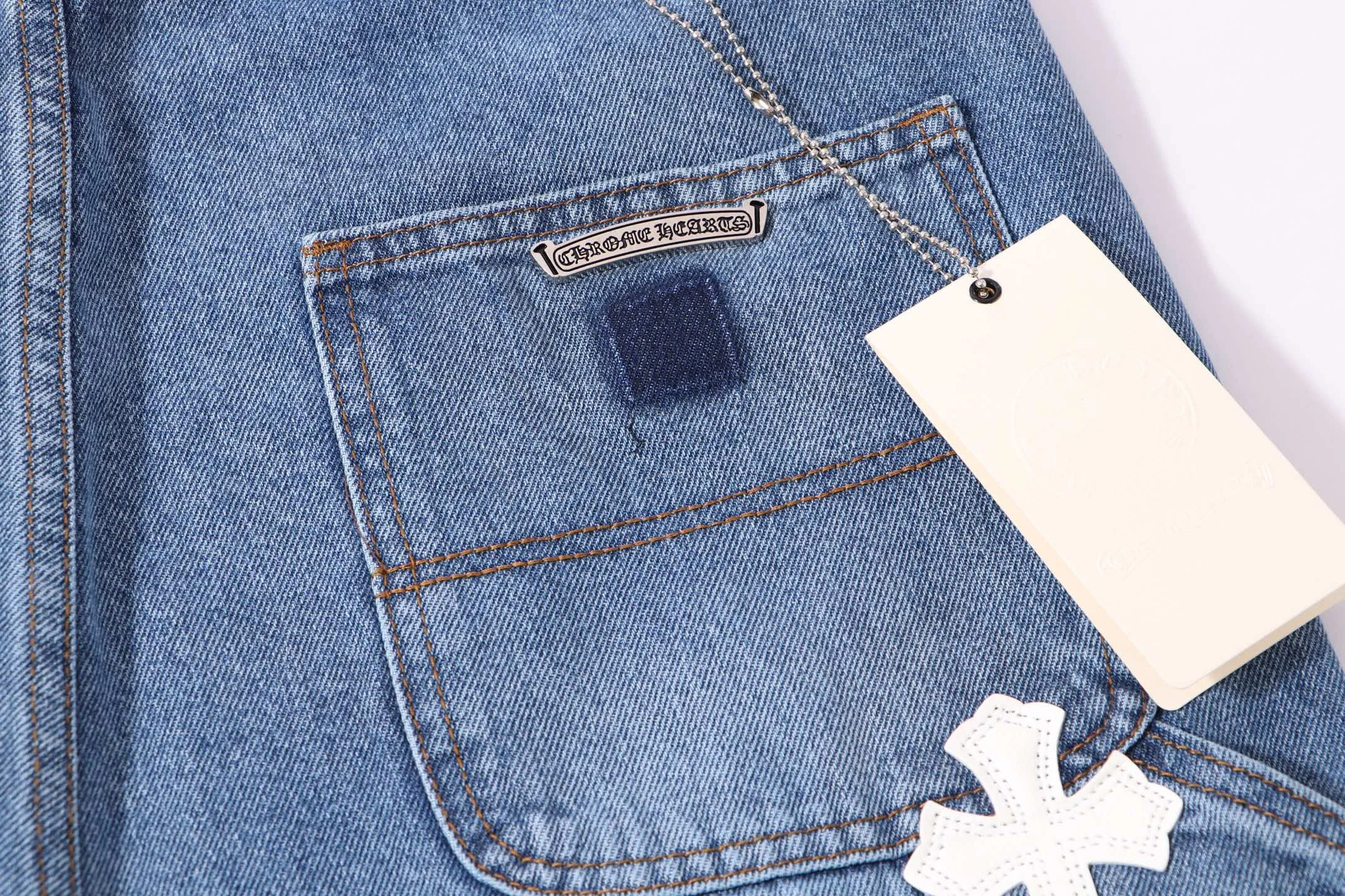 P260 Style number: H38 Croxin & 𝐂𝐡𝐫𝐨𝐦𝐞 𝐇𝐞𝐚𝐫𝐭 ss25 blue black blue and white grained leather denim workwear logging pants. Styles with different washed textures are very friendly to people with thin legs. The slightly flared version perfectly modifies the leg shape. The timeless and moderate length makes it easy to match and match. It is the basis for various styles and is a must-have in your wardrobe! The fabric is stiff but also makes the upper body soft without losing texture. The washing process is even more perfect. It is a must-have item for everyone! ! ! Washed wheat, hang tag, pants label, three labels complete Color: blue Size: 30-32-34-36